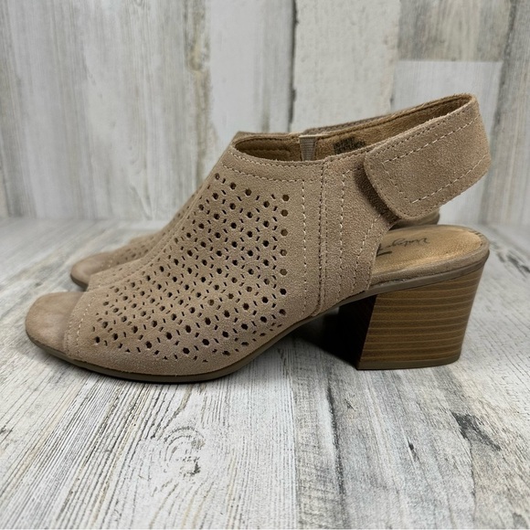 Vintage 7 Eight Lenora Tan Block Heel Adjustable Sandals #440 - Picture 1 of 13
